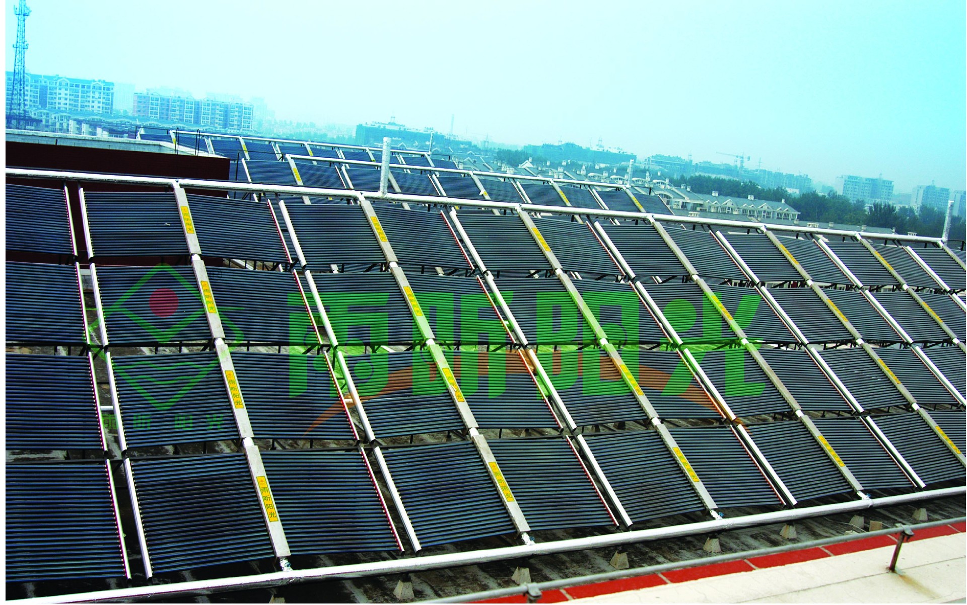 1北京石化學(xué)院太陽(yáng)能熱水.jpg